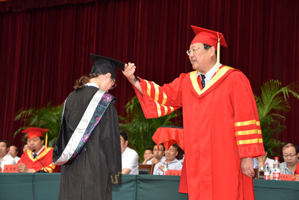 校长冯滨鲁为毕业生代表授予学位证书